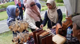 Ketua Dekranasda Padang Panjang, Ny. Maria Feronika Hendri meninjau stand dalam Festival Literasi di PDIKM, Minggu (27/7/2025). (Foto: Kominfo Padang Panjang)