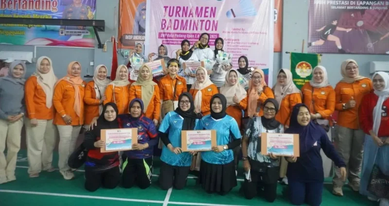 DWP Disdikbud Padang meraih Juara I Turnamen Bulutangkis DWP Kota Padang Open 1.0. (Foto: Diskominfo Padang)