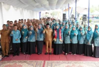Bupati Tanah Datar Eka Putra menyambut kedatangan Tim Penilai Provinsi yang dipimpin langsung Ketua TP PKK Sumbar, Ny. Harneli Mahyeldi di Jorong Tanjuang Kociak, Senin (28/7/2025). (Foto: Prokopim Tanah Datar)