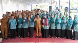 Bupati Tanah Datar Eka Putra menyambut kedatangan Tim Penilai Provinsi yang dipimpin langsung Ketua TP PKK Sumbar, Ny. Harneli Mahyeldi di Jorong Tanjuang Kociak, Senin (28/7/2025). (Foto: Prokopim Tanah Datar)