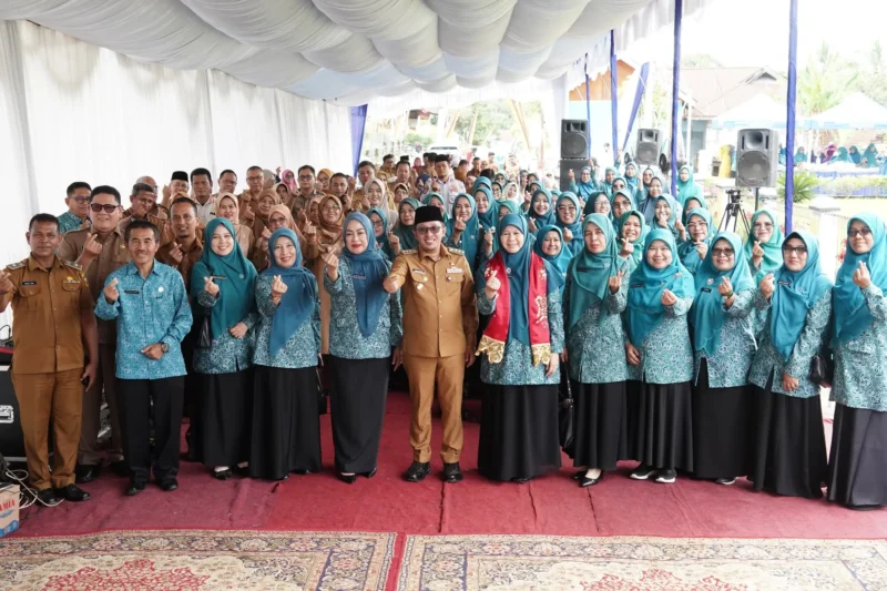 Bupati Tanah Datar Eka Putra menyambut kedatangan Tim Penilai Provinsi yang dipimpin langsung Ketua TP PKK Sumbar, Ny. Harneli Mahyeldi di Jorong Tanjuang Kociak, Senin (28/7/2025). (Foto: Prokopim Tanah Datar)