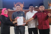 Wakil Bupati Dharmasraya, Leli Arni menghadiri Rapat Paripurna DPRD Dharmasraya, Senin (28/7/2025). (Foto: Pemkab Dharmasraya)