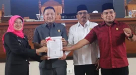 Wakil Bupati Dharmasraya, Leli Arni menghadiri Rapat Paripurna DPRD Dharmasraya, Senin (28/7/2025). (Foto: Pemkab Dharmasraya)