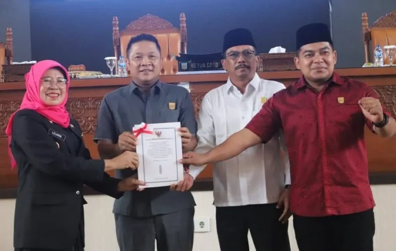 Wakil Bupati Dharmasraya, Leli Arni menghadiri Rapat Paripurna DPRD Dharmasraya, Senin (28/7/2025). (Foto: Pemkab Dharmasraya)
