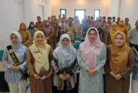 Ketua P2TP2A Pasbar, Ny. Sifrowati Yulianto membuka pelatihan manajemen kasus kekerasan terhadap anak, TPPO, ABH dan pencegahan perkawinan anak di Aula Hotel Guchi, Selasa (29/7/2025). (Foto: Diskominfo Pasbar)