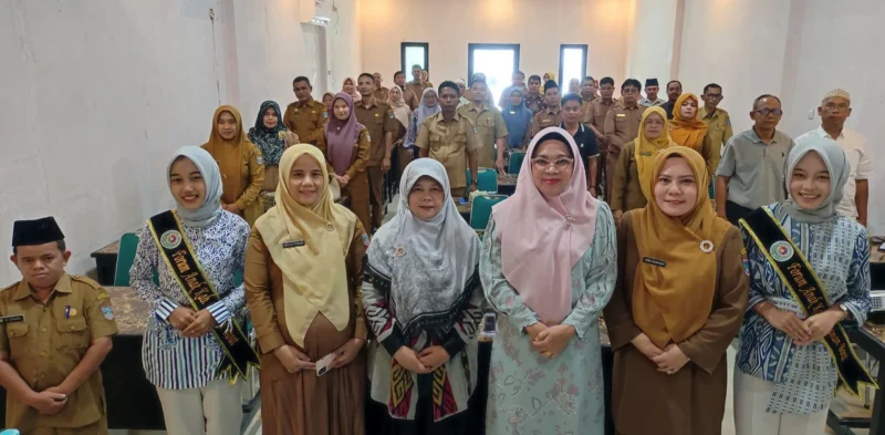 Ketua P2TP2A Pasbar, Ny. Sifrowati Yulianto membuka pelatihan manajemen kasus kekerasan terhadap anak, TPPO, ABH dan pencegahan perkawinan anak di Aula Hotel Guchi, Selasa (29/7/2025). (Foto: Diskominfo Pasbar)