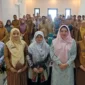 Ketua P2TP2A Pasbar, Ny. Sifrowati Yulianto membuka pelatihan manajemen kasus kekerasan terhadap anak, TPPO, ABH dan pencegahan perkawinan anak di Aula Hotel Guchi, Selasa (29/7/2025). (Foto: Diskominfo Pasbar)
