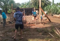 Satgas TNI TMMD ke-125 Kodim 0310/SS terus mengebut pekerjaan rehabilitasi RTLH milik warga kurang mampu di Jorong Muaro Momong, Nagari Sungai Kambut, Kecamatan Pulau Punjung, Kabupaten Dharmasraya, Senin (28/7/2025). (Foto: Pemkab Dharmasraya)