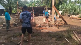 Satgas TNI TMMD ke-125 Kodim 0310/SS terus mengebut pekerjaan rehabilitasi RTLH milik warga kurang mampu di Jorong Muaro Momong, Nagari Sungai Kambut, Kecamatan Pulau Punjung, Kabupaten Dharmasraya, Senin (28/7/2025). (Foto: Pemkab Dharmasraya)