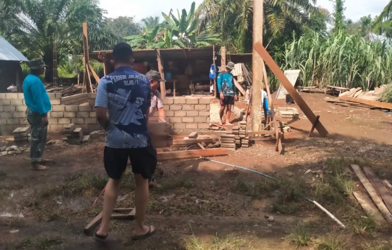 Satgas TNI TMMD ke-125 Kodim 0310/SS terus mengebut pekerjaan rehabilitasi RTLH milik warga kurang mampu di Jorong Muaro Momong, Nagari Sungai Kambut, Kecamatan Pulau Punjung, Kabupaten Dharmasraya, Senin (28/7/2025). (Foto: Pemkab Dharmasraya)