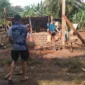 Satgas TNI TMMD ke-125 Kodim 0310/SS terus mengebut pekerjaan rehabilitasi RTLH milik warga kurang mampu di Jorong Muaro Momong, Nagari Sungai Kambut, Kecamatan Pulau Punjung, Kabupaten Dharmasraya, Senin (28/7/2025). (Foto: Pemkab Dharmasraya)