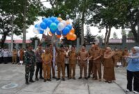 Bupati Tanah Datar Eka Putra meluncurkan inovasi Gerakan Taat Pajak Untuk Daerah (Gertak UDA) di halaman Kantor Camat Lima Kaum, Selasa (29/7/2025). (Foto: Prokopim Tanah Datar)