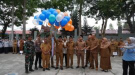Bupati Tanah Datar Eka Putra meluncurkan inovasi Gerakan Taat Pajak Untuk Daerah (Gertak UDA) di halaman Kantor Camat Lima Kaum, Selasa (29/7/2025). (Foto: Prokopim Tanah Datar)