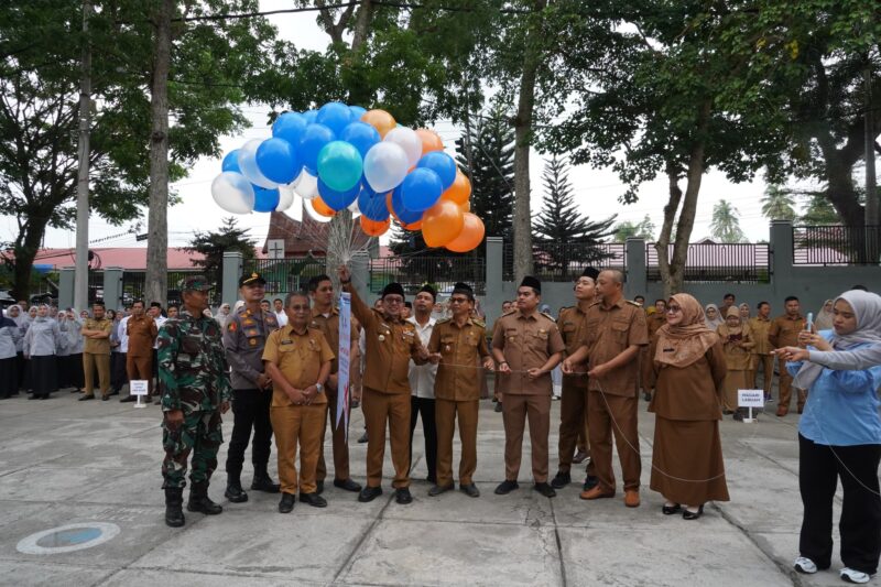 Bupati Tanah Datar Eka Putra meluncurkan inovasi Gerakan Taat Pajak Untuk Daerah (Gertak UDA) di halaman Kantor Camat Lima Kaum, Selasa (29/7/2025). (Foto: Prokopim Tanah Datar)