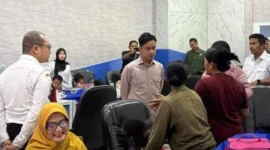 Wapres Gibran menyaksikan trauma healing Dinsos Padang bagi jemaat GKSI terdampak insiden di Padang Sarai. (Foto: FB Diskominfo Padang) 
