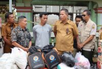 Wakil Wali Kota Pariaman, Mulyadi menyerahkan bantuan kepada keluarga korban kebakaran di Desa Naras Hilir, Kecamatan Pariaman Utara, Kota Pariaman, Selasa (29/7/2025). (Foto: Kominfo Pariaman)