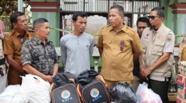 Wakil Wali Kota Pariaman, Mulyadi menyerahkan bantuan kepada keluarga korban kebakaran di Desa Naras Hilir, Kecamatan Pariaman Utara, Kota Pariaman, Selasa (29/7/2025). (Foto: Kominfo Pariaman)