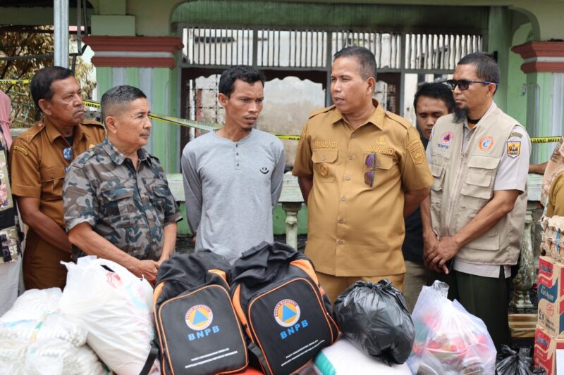 Wakil Wali Kota Pariaman, Mulyadi menyerahkan bantuan kepada keluarga korban kebakaran di Desa Naras Hilir, Kecamatan Pariaman Utara, Kota Pariaman, Selasa (29/7/2025). (Foto: Kominfo Pariaman)