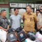 Wakil Wali Kota Pariaman, Mulyadi menyerahkan bantuan kepada keluarga korban kebakaran di Desa Naras Hilir, Kecamatan Pariaman Utara, Kota Pariaman, Selasa (29/7/2025). (Foto: Kominfo Pariaman)