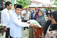 Wakil Wali Kota Padang Maigus Nasir menyerahkan secara simbolis bantuan beras kepada warga di Kantor Kelurahan Kuranji, Rabu (30/7/2025). (Foto: Diskominfo Padang)