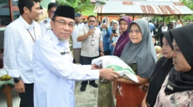 Wakil Wali Kota Padang Maigus Nasir menyerahkan secara simbolis bantuan beras kepada warga di Kantor Kelurahan Kuranji, Rabu (30/7/2025). (Foto: Diskominfo Padang)