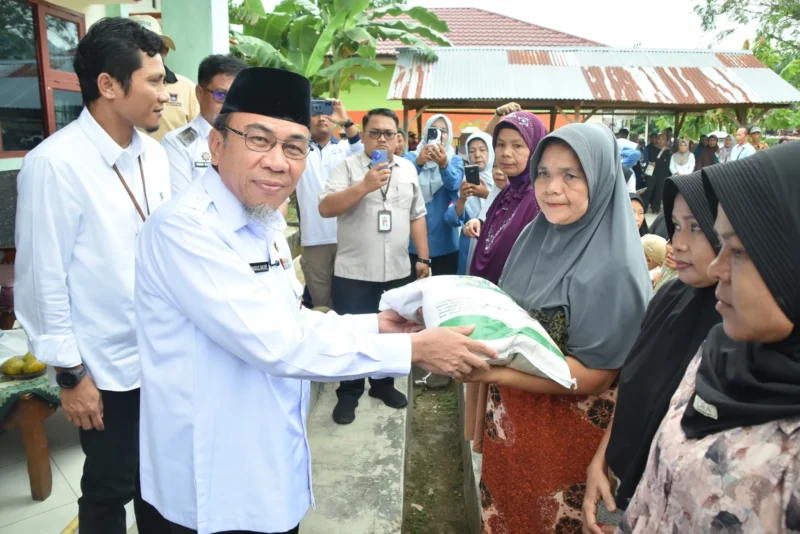Wakil Wali Kota Padang Maigus Nasir menyerahkan secara simbolis bantuan beras kepada warga di Kantor Kelurahan Kuranji, Rabu (30/7/2025). (Foto: Diskominfo Padang)