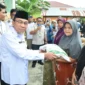 Wakil Wali Kota Padang Maigus Nasir menyerahkan secara simbolis bantuan beras kepada warga di Kantor Kelurahan Kuranji, Rabu (30/7/2025). (Foto: Diskominfo Padang)