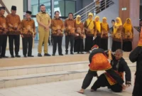 Wali Kota Padang Fadly Amran menyaksikan penampilan atraksi silat lansia PWRI di Youth Centre Padang, Selasa (29/7/2025). (Foto: Diskominfo Padang)