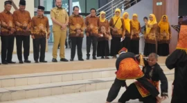 Wali Kota Padang Fadly Amran menyaksikan penampilan atraksi silat lansia PWRI di Youth Centre Padang, Selasa (29/7/2025). (Foto: Diskominfo Padang)