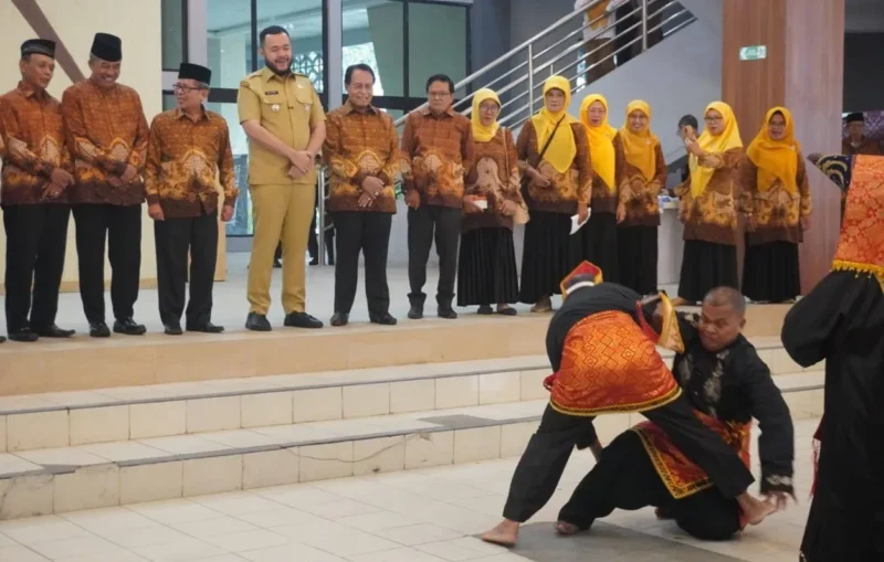 Wali Kota Padang Fadly Amran menyaksikan penampilan atraksi silat lansia PWRI di Youth Centre Padang, Selasa (29/7/2025). (Foto: Diskominfo Padang)