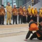 Wali Kota Padang Fadly Amran menyaksikan penampilan atraksi silat lansia PWRI di Youth Centre Padang, Selasa (29/7/2025). (Foto: Diskominfo Padang)