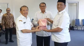 Wakil Bupati Pasaman Barat, M. Ihpan menerima buku sejarah dan budaya dari Kepala Dinas Kebudayaan Sumbar Dr. H. Jefrinal Arifin, Rabu (30/7/2025). (Foto: Diskominfo Pasbar)