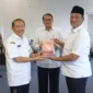 Wakil Bupati Pasaman Barat, M. Ihpan menerima buku sejarah dan budaya dari Kepala Dinas Kebudayaan Sumbar Dr. H. Jefrinal Arifin, Rabu (30/7/2025). (Foto: Diskominfo Pasbar)