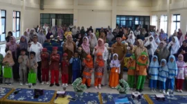 Bunda PAUD Padang Panjang, Ny. Maria Feronika menyerahkan bantuan perlengkapan kepada peserta didik PAUD, Senin (28/7/2025). (Foto: Kominfo Padang Panjang)