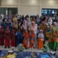 Bunda PAUD Padang Panjang, Ny. Maria Feronika menyerahkan bantuan perlengkapan kepada peserta didik PAUD, Senin (28/7/2025). (Foto: Kominfo Padang Panjang)