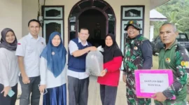 Satgas TMMD ke-125 menebar benih ikan nila di Sungai Kambut, Dharmasraya, Rabu (30/7/2025). (Foto: Pemkab Dharmasraya)
