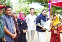 Bupati Dharmasraya Annisa Suci Ramadhani secara simbolis menyalurkan bantuan beras kepada warga, Senin (28/7/2025). (Foto: Pemkab Dharmasraya)