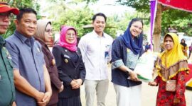 Bupati Dharmasraya Annisa Suci Ramadhani secara simbolis menyalurkan bantuan beras kepada warga, Senin (28/7/2025). (Foto: Pemkab Dharmasraya)