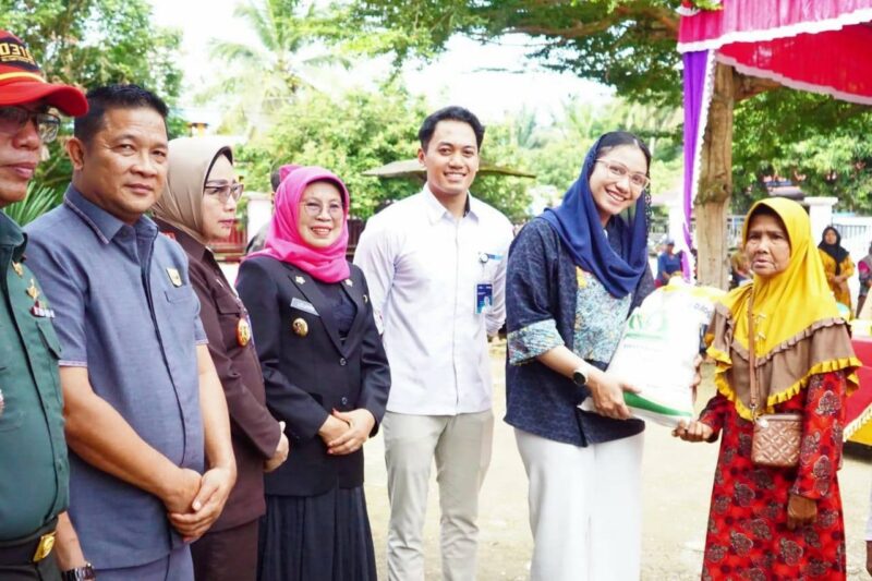 Bupati Dharmasraya Annisa Suci Ramadhani secara simbolis menyalurkan bantuan beras kepada warga, Senin (28/7/2025). (Foto: Pemkab Dharmasraya)