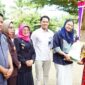 Bupati Dharmasraya Annisa Suci Ramadhani secara simbolis menyalurkan bantuan beras kepada warga, Senin (28/7/2025). (Foto: Pemkab Dharmasraya)