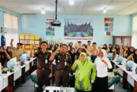 Kejari Padang Panjang memberikan penyuluhan hukum lewat program Jaksa Mengajar untuk siswa SMKN 1, Kamis (31/7/2025). (Foto: Kominfo Padang Panjang)