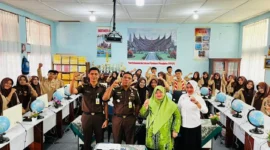 Kejari Padang Panjang memberikan penyuluhan hukum lewat program Jaksa Mengajar untuk siswa SMKN 1, Kamis (31/7/2025). (Foto: Kominfo Padang Panjang)