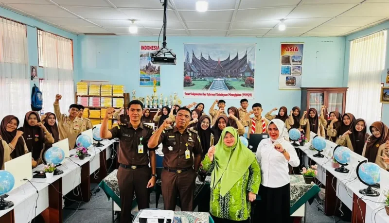 Kejari Padang Panjang memberikan penyuluhan hukum lewat program Jaksa Mengajar untuk siswa SMKN 1, Kamis (31/7/2025). (Foto: Kominfo Padang Panjang)