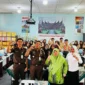 Kejari Padang Panjang memberikan penyuluhan hukum lewat program Jaksa Mengajar untuk siswa SMKN 1, Kamis (31/7/2025). (Foto: Kominfo Padang Panjang)
