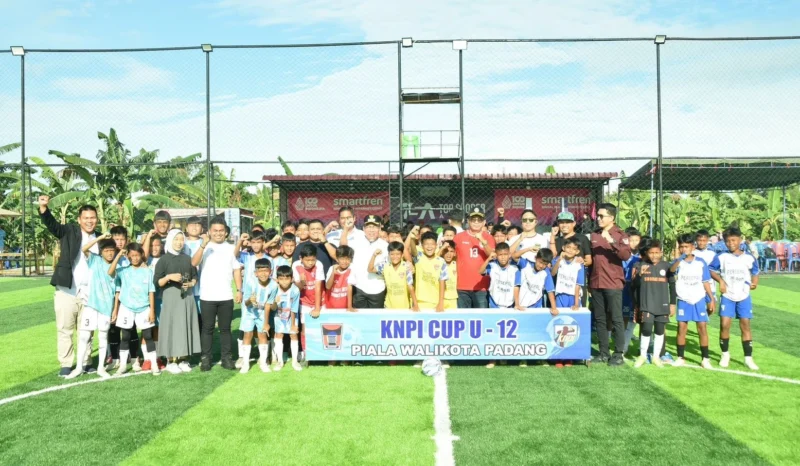 Wakil Wali Kota Padang, Maigus Nasir membuka Festival Sepakbola Usia Dini KNPI Cup U-12 Season 3 di Lapangan Mini Soccer Top Score Arena, Tunggul Hitam, Rabu (9/7/2025). (Foto: Prokopim Padang)