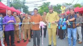 Wali Kota Padang, Fadly Amran meresmikan Pasar Kuliner Jati di Jalan Suliki, Kelurahan Jati Baru, Kecamatan Padang Timur, Selasa (15/7/2025). (Foto: Prokopim Padang)