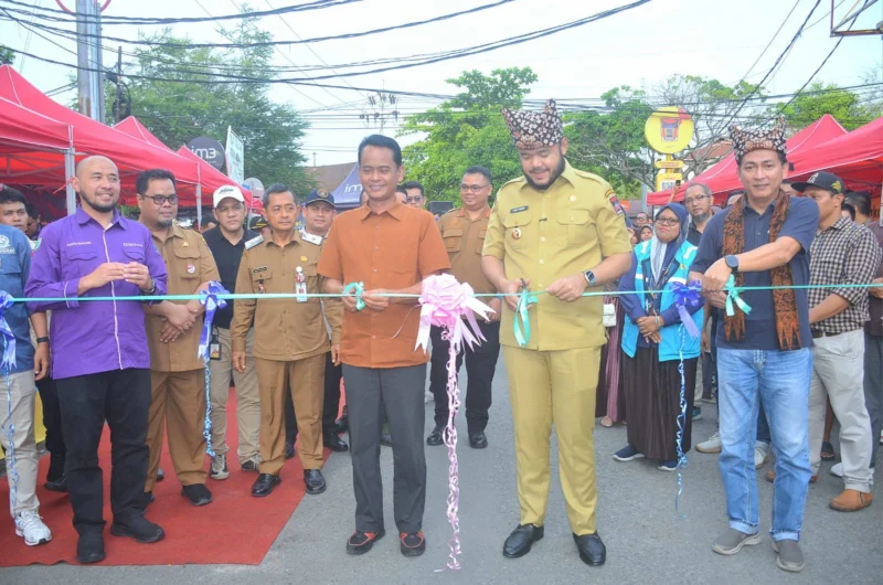 Wali Kota Padang, Fadly Amran meresmikan Pasar Kuliner Jati di Jalan Suliki, Kelurahan Jati Baru, Kecamatan Padang Timur, Selasa (15/7/2025). (Foto: Prokopim Padang)