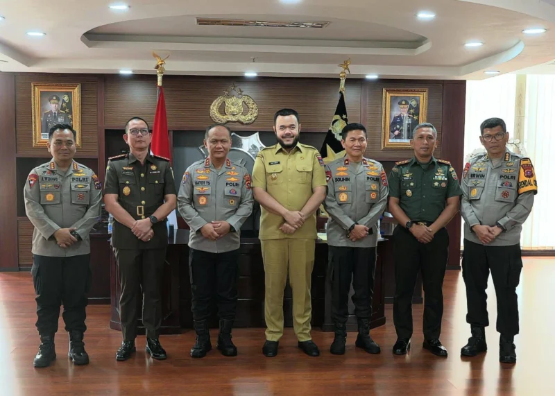 Wali Kota Padang Fadly Amran bersama Forkopimda bersilaturahmi dengan Kapolda Sumbar, Irjen Pol. Gatot Tri Suryanta. (Foto: Prokopim Padang)