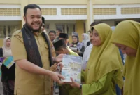 Wali Kota Padang Fadly Amran menyerahkan LKS Gratis bagi siswa SMPN 25 Padang, Selasa (22/7/25). (Foto: Prokopim Padang)