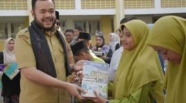 Wali Kota Padang Fadly Amran menyerahkan LKS Gratis bagi siswa SMPN 25 Padang, Selasa (22/7/25). (Foto: Prokopim Padang)